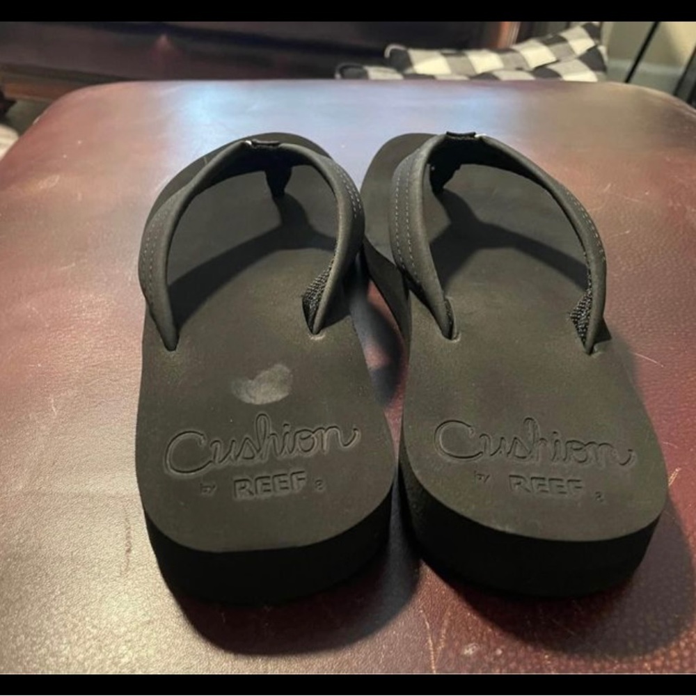 Reef cushioned flip flops